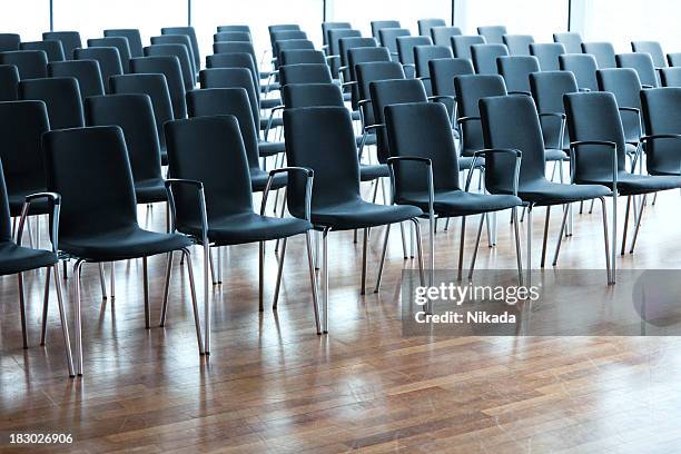 sala de reuniones de negocios - silla vacía fotografías e imágenes de stock