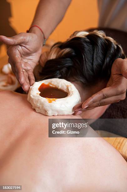 ayurveda massage - shirodhara stock pictures, royalty-free photos & images