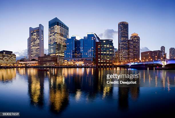 boston skyline der stadt, beleuchtet bei nacht, usa - boston stock-fotos und bilder
