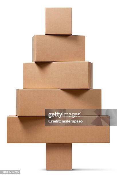 boîtes en carton dans la forme d'un arbre de noël - stack photos et images de collection