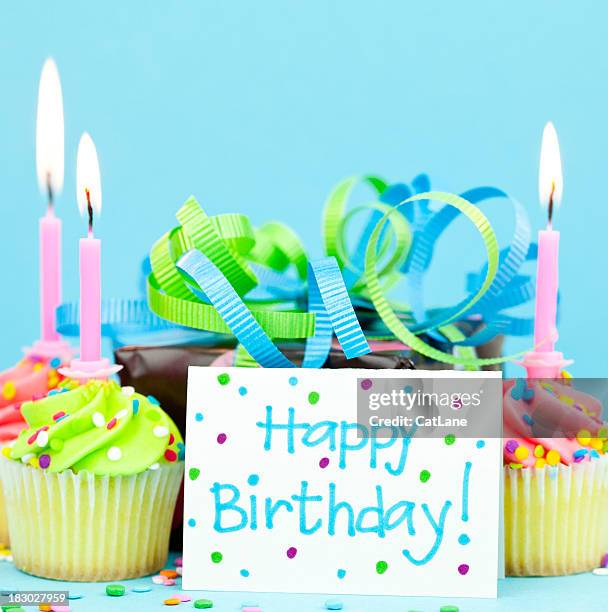 oferta de aniversário e cupcakes - postal-de-parabéns imagens e fotografias de stock
