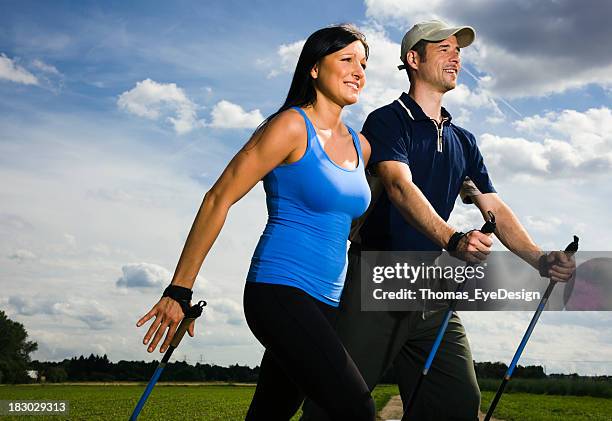 nordic walking-unterricht - step walker stock-fotos und bilder