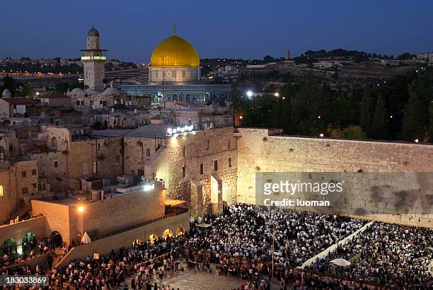 praying at the wailing wall in jerusalem - jerusalem stock pictures, royalty-free photos & images