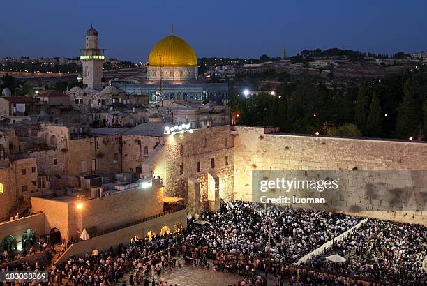 praying at the wailing wall in jerusalem - temple mount 個照片及圖片檔