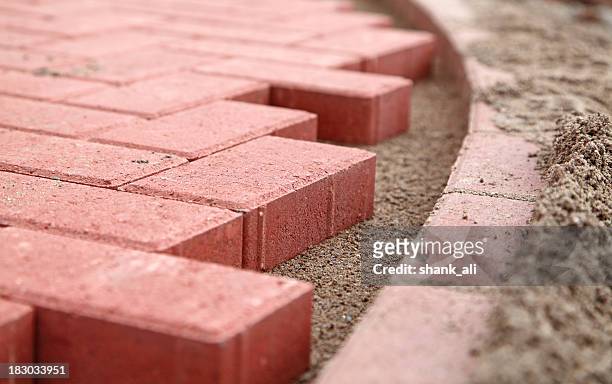 new path of red block paving - block paving stockfoto's en -beelden