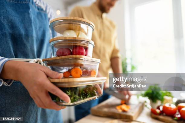 couple multiracial méconnaissable, préparant et stockant des légumes pour un usage hebdomadaire - préparation des aliments photos et images de collection