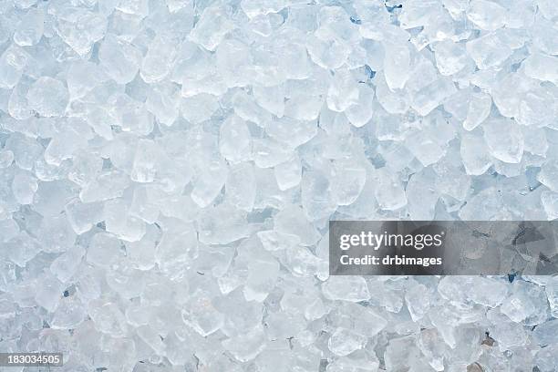 un sacco di ghiaccio - ghiaccio tritato foto e immagini stock