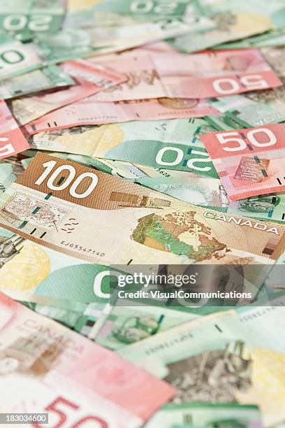 a pile of canadian bills of 20s, 50s and 100s - canadese valuta stockfoto's en -beelden