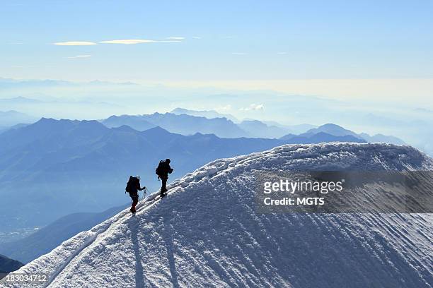 summit - bergsteiger gipfel stock-fotos und bilder