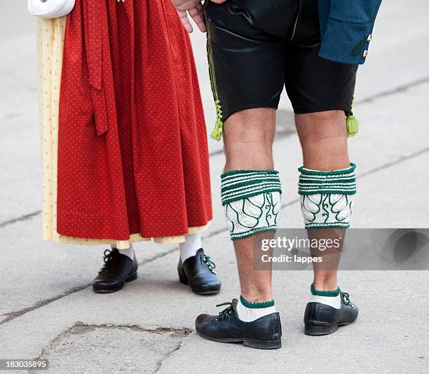 bayerische paar - lederhose stock-fotos und bilder