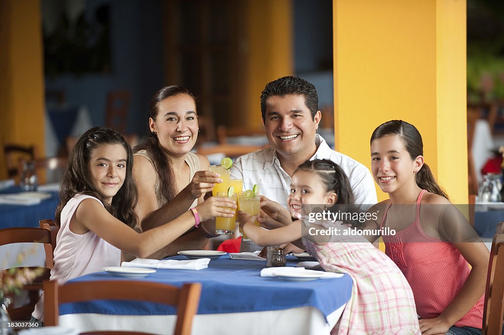 Jeune famille assis sur le restaurant