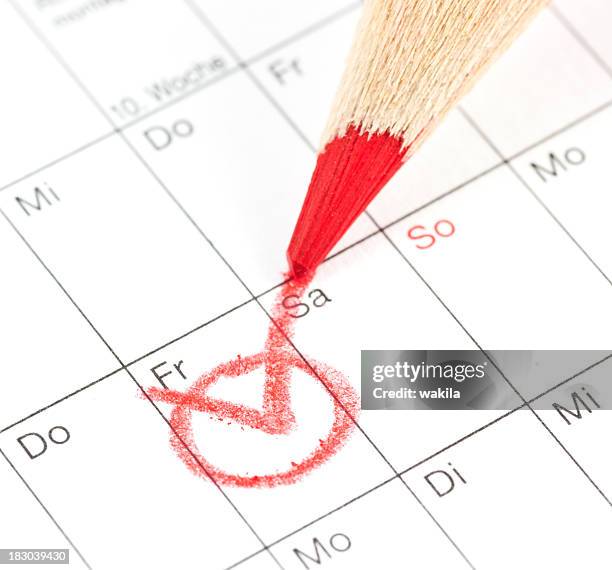 calendario-termin en deutschen kalender rot markieren - viernes fotografías e imágenes de stock