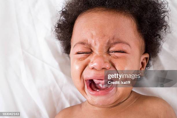 visage de bébé afro-américain, pleurer - tear face photos et images de collection
