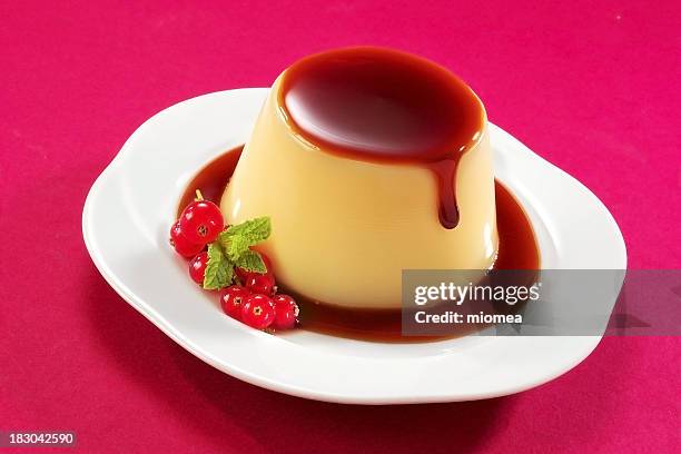 crème caramel - caramel liquide photos et images de collection