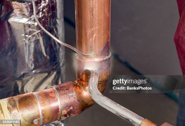 plumber sweat fitting a copper elbow - lead stockfoto's en -beelden