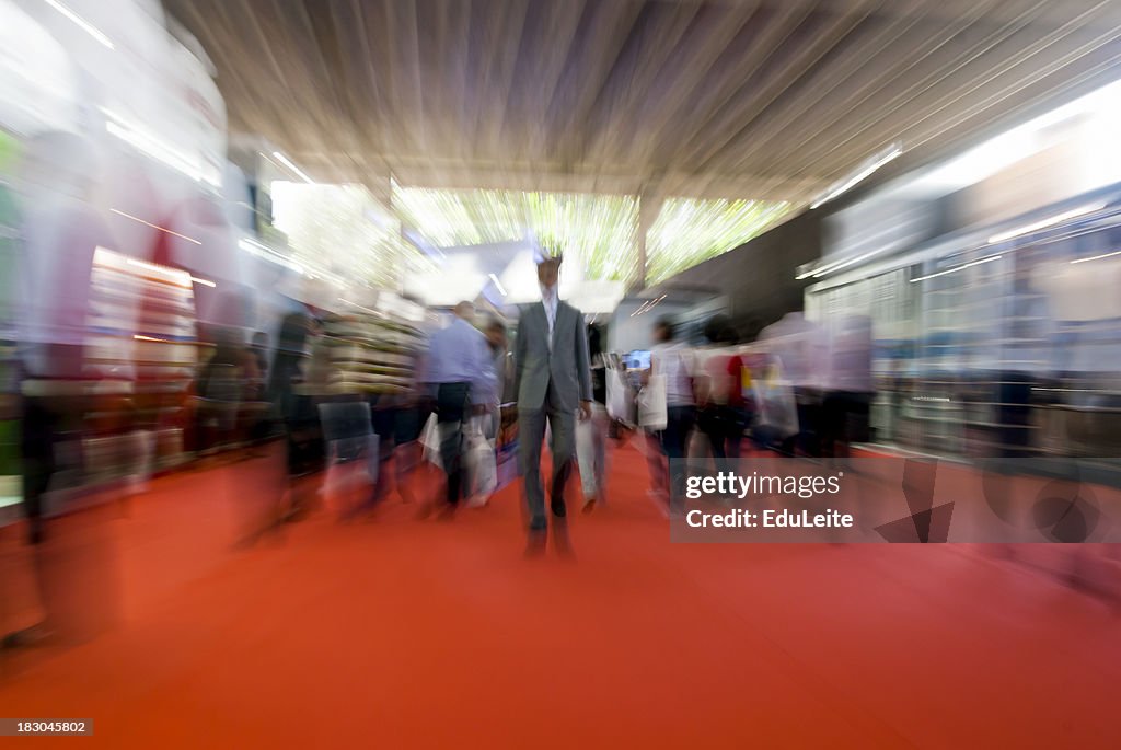 Gente caminando por la alfombra roja