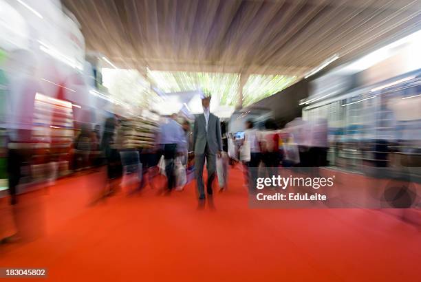people walking on a red carpet - inzoomen stockfoto's en -beelden