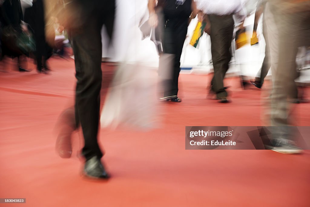 Les piétons marchant sur le tapis rouge