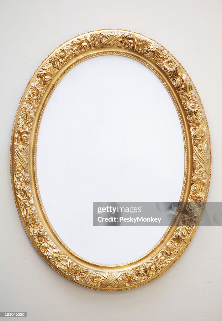 Leere alte Spiegel in Vergoldet Oval Frame auf neutrale Wall