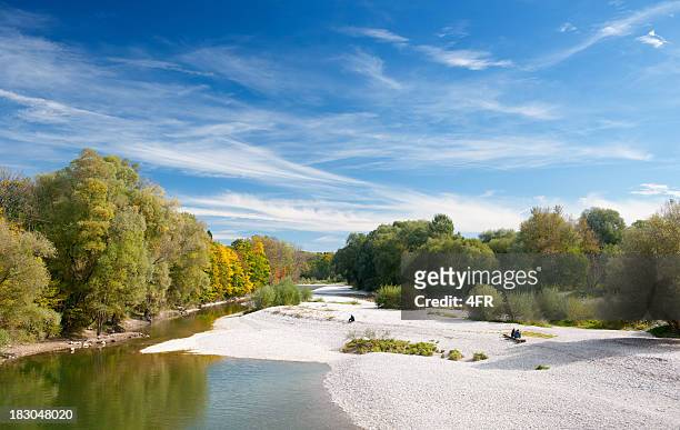 herbst farben, river isar in münchen, bayern, deutschland panorama (xxxl - munich stock-fotos und bilder