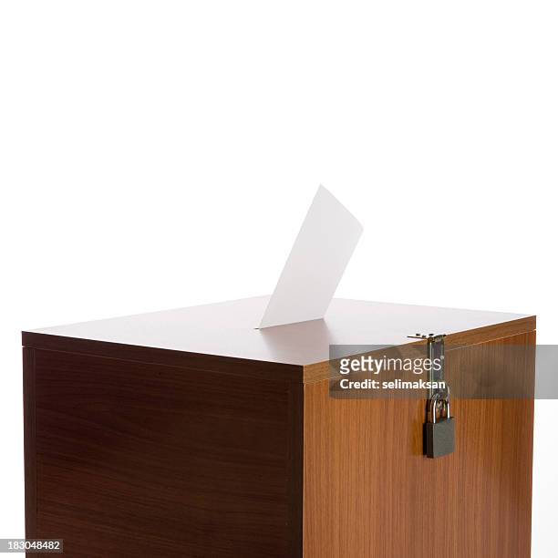 投票箱にエンベロープと白色の背景にパッドロック - 投書箱 ストックフォトと画像