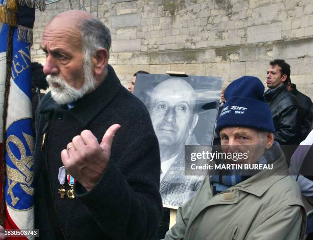 Des personnes se recueillent devant le cercueil de l'ancien secrétaire général de la CGT Henri Krasucki, le 28 janvier 2003 au Père Lachaise à Paris,...