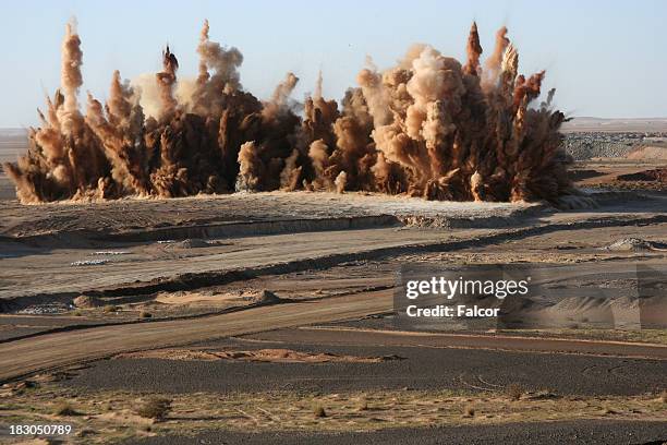 ka boom - bomba fotografías e imágenes de stock