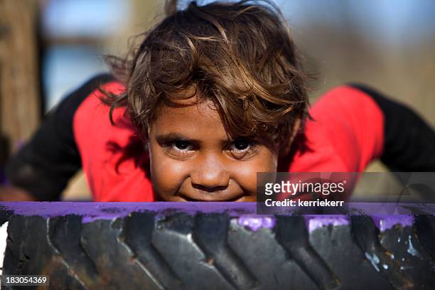aboriginal niño - cultura aborigen australiana fotografías e imágenes de stock