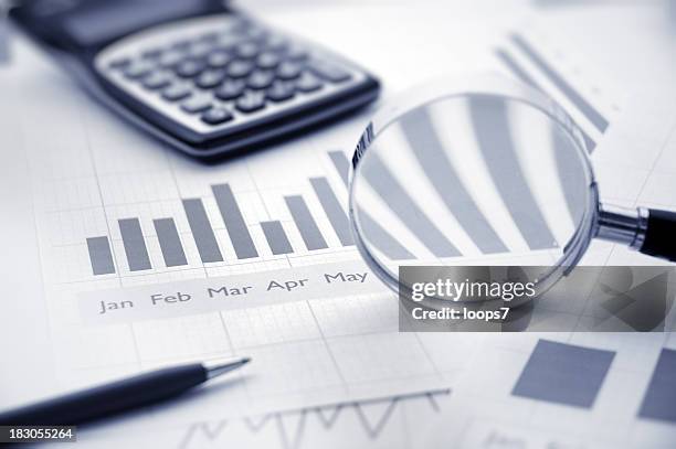 analysing - calculator tax forms stockfoto's en -beelden