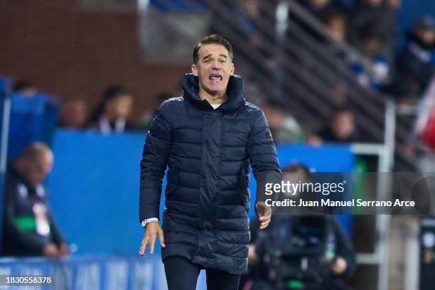 Head coach Luis Garcia Plaza of Deportivo Alaves reacts during the LaLiga EA Sports match between Deportivo Alaves and Granada CF at Estadio de...
