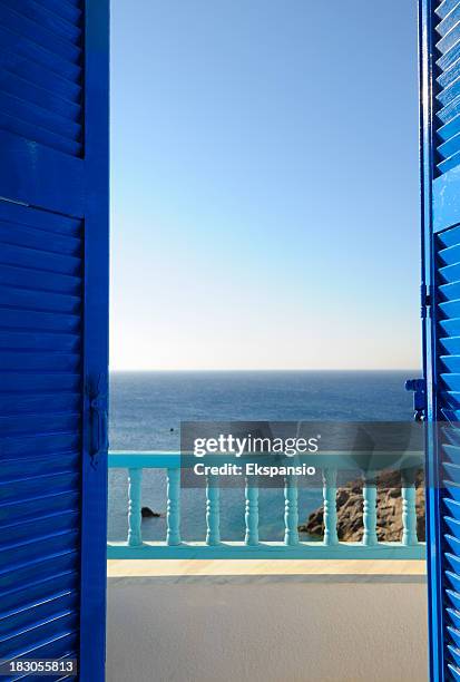 bleu volets de style colonial s'ouvrent sur la mer et du ciel à l'aube - volet bleu photos et images de collection