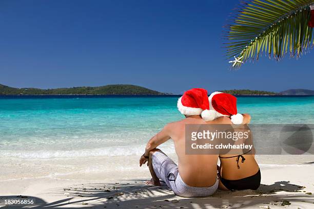 christmas couple at a caribbean beach - caribbean christmas 個照片及圖片檔