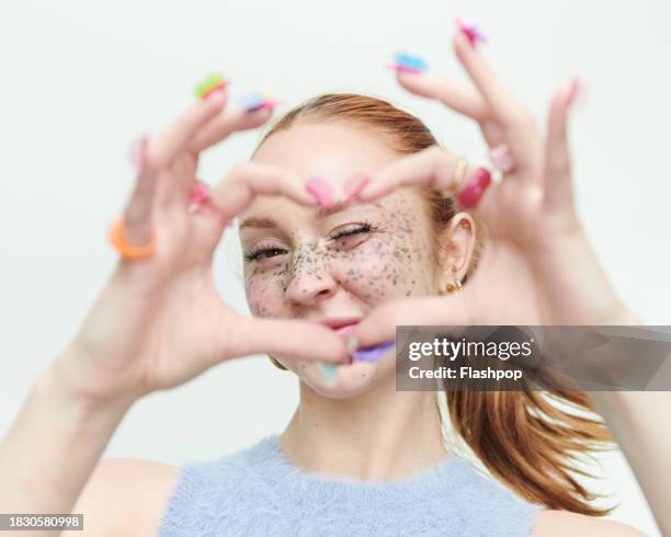 studio beauty portrait of a gen z woman. - manicura de diseño fotografías e imágenes de stock