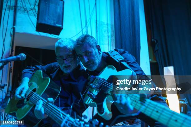 two guitarrist posing on stage - country rock music stock pictures, royalty-free photos & images