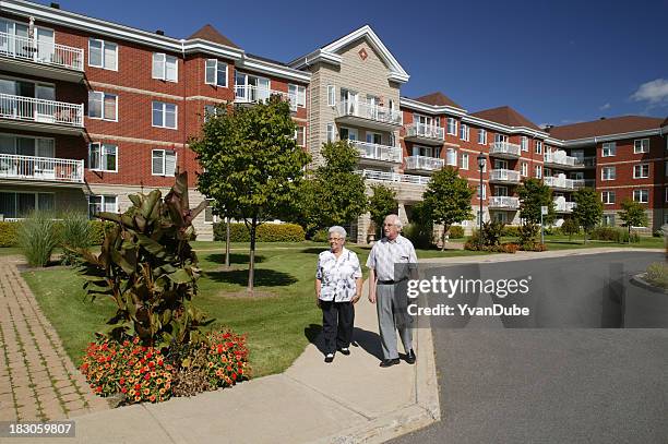 par sênior ao ar livre andar - apartment building exterior imagens e fotografias de stock