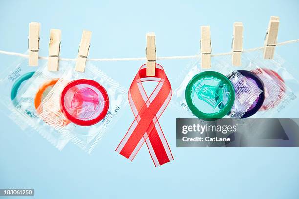 sexo seguro potect contra el sida - aids ribbon fotografías e imágenes de stock