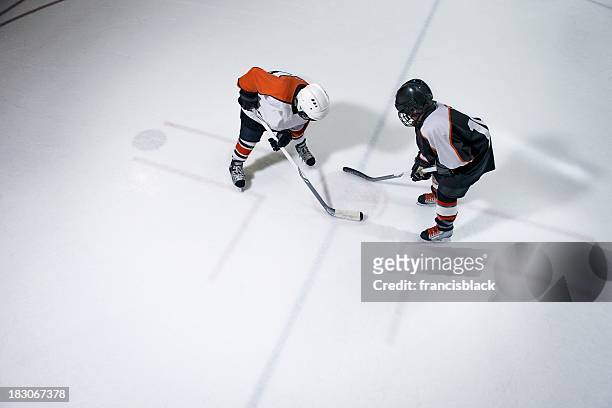 対戦 - icehockey player ストックフォトと画像