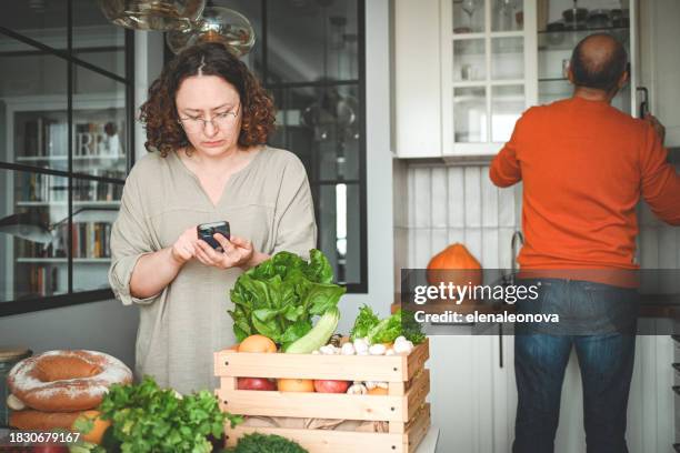 family unpacking delivered food - unpacking stock pictures, royalty-free photos & images