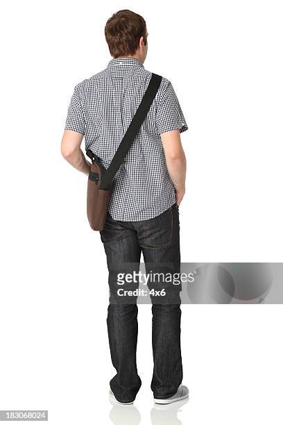 uomo in piedi con le mani nelle tasche - borsa monospalla foto e immagini stock