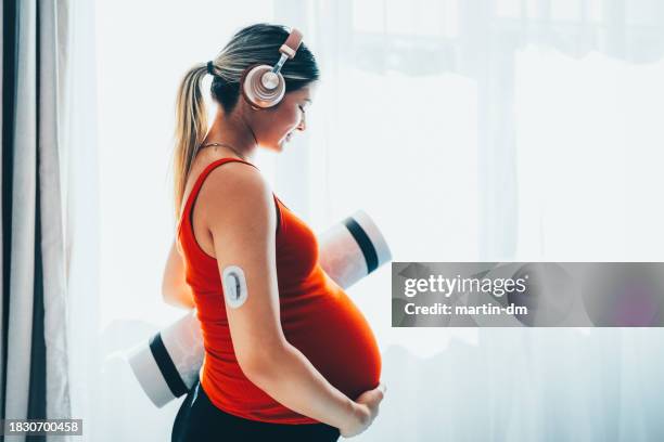 schwangere frau mit diabetes, die während der schwangerschaft einen gesunden lebensstil genießt - fühler stock-fotos und bilder