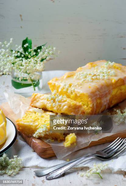 lemon  and elderflower drizzle cake - syrup drizzle stock pictures, royalty-free photos & images