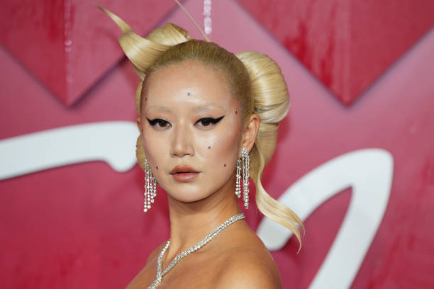 Fashion Awards: sobrancelhas ganham visibilidade no look das artistas Attends The Fashion Awards 2023 presented by Pandora at the Royal Albert Hall on December 04, 2023 in London, England.