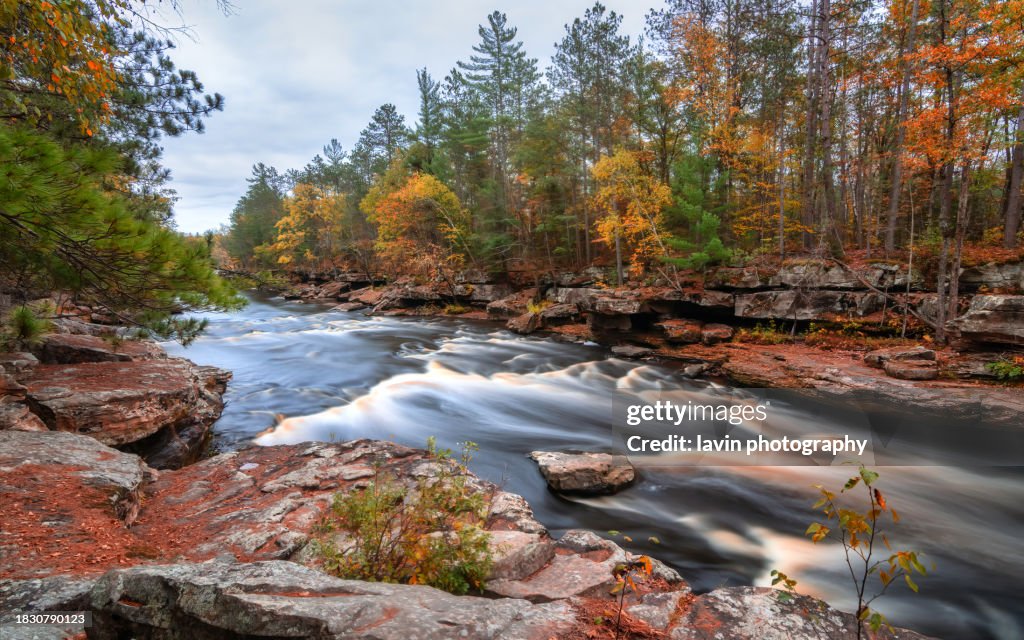 Herbstfarben verbieten den State Park