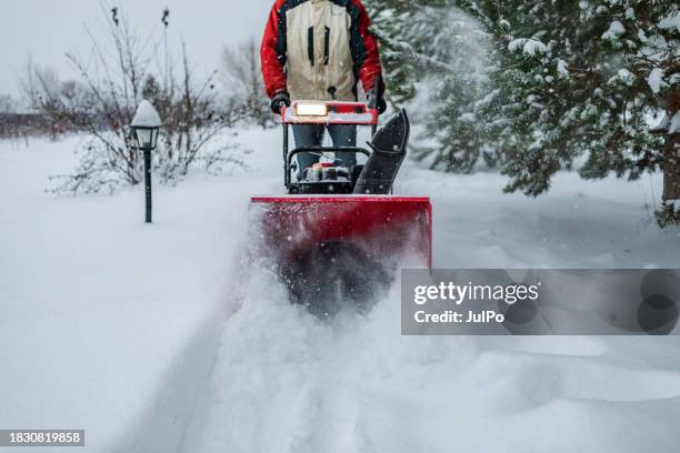 homem adulto removendo neve com soprador de neve na queda de neve pesada - removedor de neve snow mobile - fotografias e filmes do acervo