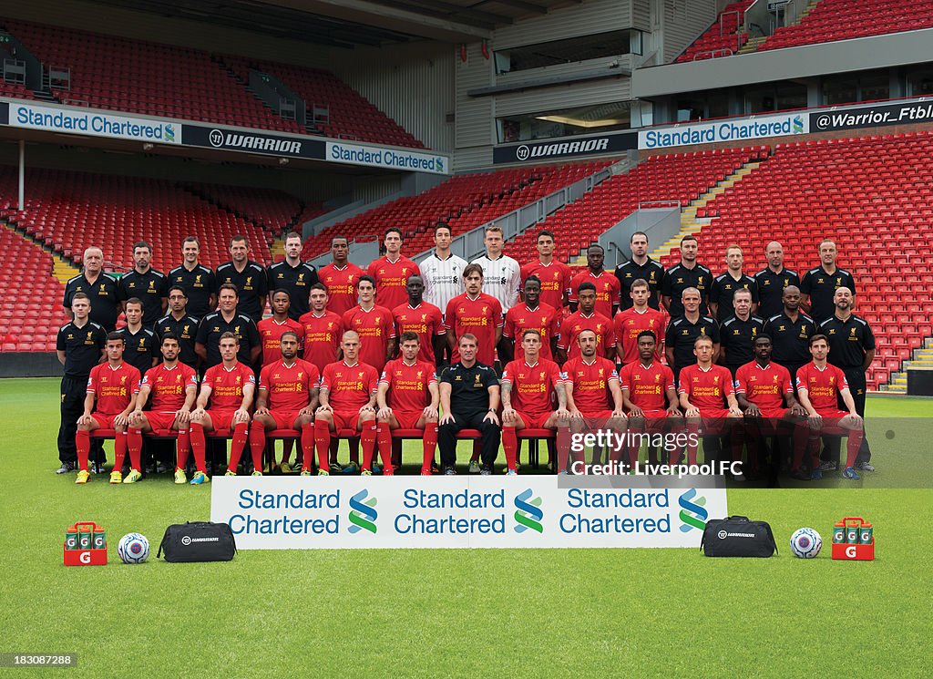 Staff and members of the Liverpool Football Club squad pose for a... Photo  d'actualité - Getty Images