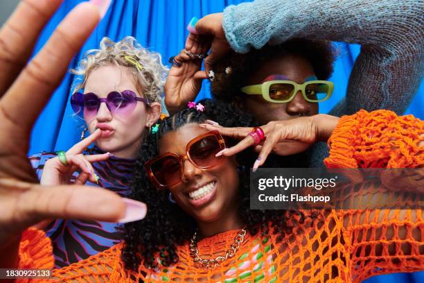 group portrait of fashionable friends. - estilo imagens e fotografias de stock