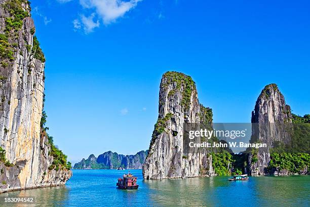 boats on ha long bay, vietnam - baia di ha long foto e immagini stock