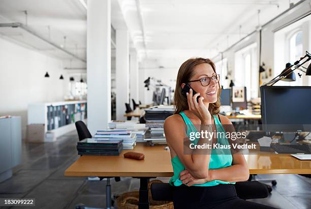 portrait of businesswoman talking on smartphone - só uma mulher de idade mediana - fotografias e filmes do acervo