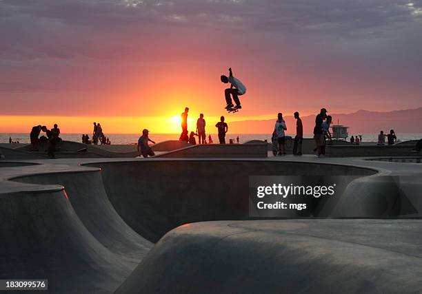 skateboarding at venice beach - los ángeles photos et images de collection