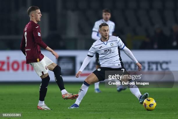Teun Koopmeiners of Atalanta Bc and Ivan Ilic of Torino Fc battle for the ball during the Serie A TIM match between Torino FC and Atalanta BC at...